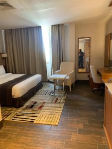 una habitación de hotel con una cama y un escritorio en Duule LUXURY HOTEL 5star, en Jijiga