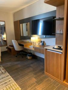 Habitación de hotel con escritorio, ordenador y escritorio en Duule LUXURY HOTEL 5star, en Jijiga