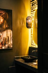 Un baño con un lavabo y un cuadro en la pared. en Riad Nashira & Spa, en Marrakech