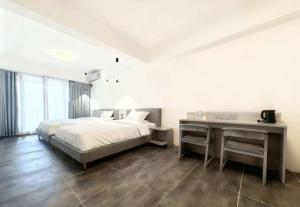 een slaapkamer met een bed en een bureau erin bij Guilin Xi'an Hotel in Guilin