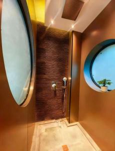 een badkamer met een douche met een groot rond raam bij Guilin Xi'an Hotel in Guilin