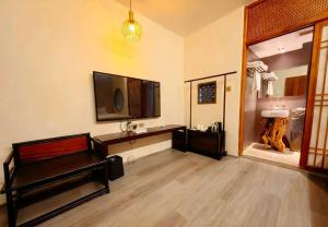 een woonkamer met een televisie en een bureau bij Guilin Xi'an Hotel in Guilin +18 foto's