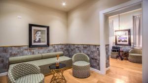 un soggiorno con divano e sedie di The Talent Hotel a Roma