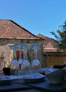 un groupe de verres clairs assis sur une table dans l'établissement A Pers, à Saint-Projet