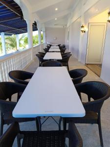 eine Reihe von Tischen und Stühlen in einem Raum in der Unterkunft Whitesands Beach Resort in San Isidro