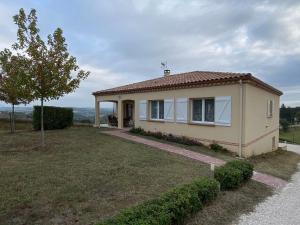 Το κτήριο όπου στεγάζεται  η παραθεριστική κατοικία