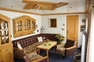 un salon avec un canapé et une table dans l'établissement Linke, à Annaberg-Buchholz