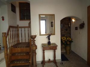 Cette chambre dispose d'un escalier et d'un miroir. dans l'établissement Linke, à Annaberg-Buchholz