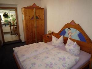 une chambre avec un lit avec une tête de lit en bois dans l'établissement Linke, à Annaberg-Buchholz