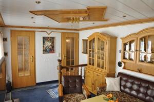 - un salon avec un canapé et un plafond dans l'établissement Linke, à Annaberg-Buchholz