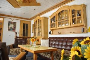 un salon avec un canapé et une table dans l'établissement Linke, à Annaberg-Buchholz 2 autres photos