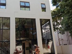 un edificio bianco con ampie vetrate sopra di Che Guevara Boutique Hotel a Durban