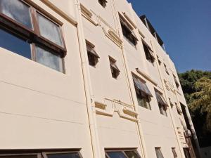 un edificio con finestre sul lato di Che Guevara Boutique Hotel a Durban