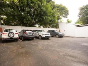 un gruppo di auto parcheggiate in un parcheggio di Che Guevara Boutique Hotel a Durban
