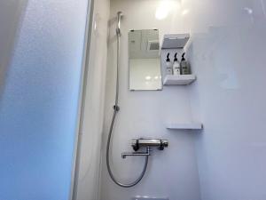 y baño con ducha, lavabo y aseo. en Quan Sea Vista Retreat Japanese Room サウナ付き宿, en Onna 39 fotos más