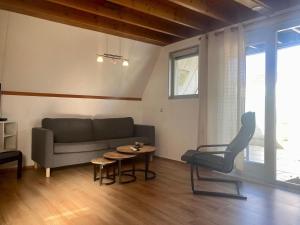 ein Wohnzimmer mit Sofa und Tisch in der Unterkunft Ferienhaus in Anjum mit Kleinem Balkon - b52642 in Anjum