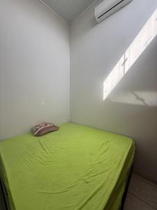 En eller flere senge i et værelse på Microcasa Aconchegante, tudo para sua hospedagem!