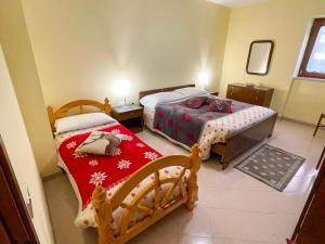 Casa Vacanze - Villa Stefania في بيسكوكوستانزو: غرفة نوم بها سريرين في الغرفة