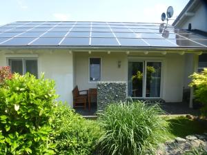 a house with solar panels on the roof at Ferienhaus Für Sieben Personen in Friedrichshausen
