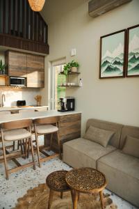 LutomiaOko na Sowie的客厅里有一张沙发和一张桌子。