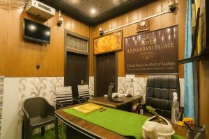 TV a/nebo společenská místnost v ubytování Rajnandani Palace - Spacious, Air-Conditioned Rooms Close to Ram Mandir + 58 fotografií