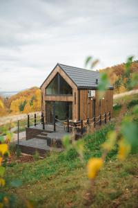 LutomiaOko na Sowie的一座带门廊的小型木制建筑