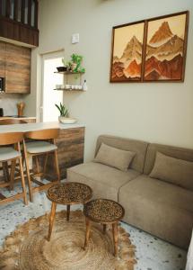 LutomiaOko na Sowie的客厅里有一张沙发和一张桌子。 更多42张照片