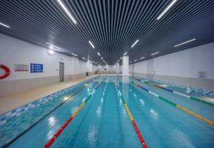 Gaolin厦门伟尔酒店  福建省厦门市湖里区护安路89号  厦门市湖里区护安路89号的一个大型游泳池，设有水道