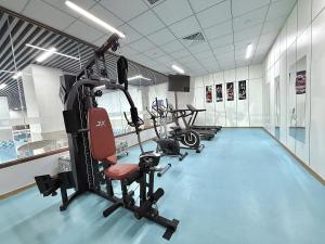 Gaolin厦门伟尔酒店  福建省厦门市湖里区护安路89号  厦门市湖里区护安路89号的一个房间里有几台跑步机的健身房