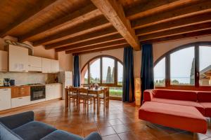 eine Küche und ein Wohnzimmer mit einer Couch und einem Tisch in der Unterkunft Appartamento 2Camere in Moniga