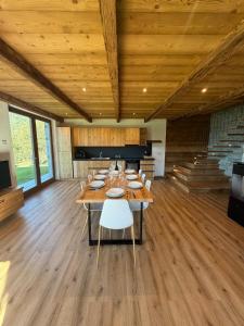 Habitación grande con una mesa larga con sillas blancas. en Chalet Altea View, en Mello