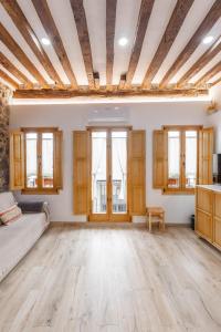 - un salon avec un canapé et des plafonds en bois dans l'établissement El Patio de Vespasiano- San Juan- vistas al ayuntamiento junto al puerto, à Castro Urdiales