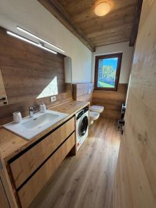 Un baño con lavabo y lavadora. en Chalet Altea View, en Mello 22 fotos más