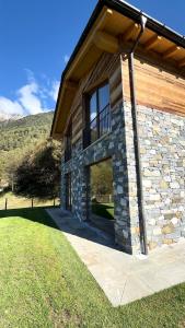 una casa de piedra con un balcón en un lateral. en Chalet Altea View, en Mello