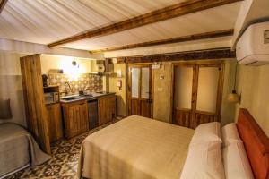 a small bedroom with a bed and a kitchen at Alfonso VIII 20 in Cuenca