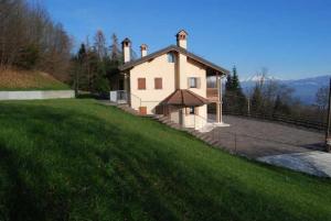 San Gregorio nelle Alpi,Das Haus Von Piero In San Gregorio Nelle Alpi的草山顶上的房子