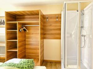 Ένα μπάνιο στο Holiday Home Waldhof by Interhome