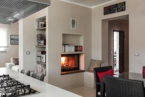 ein Wohnzimmer mit einem Kamin in der Wand in der Unterkunft Ferienhaus für 4 Personen ca 160 qm in Rigutino, Toskana Provinz Arezzo in Rigutino