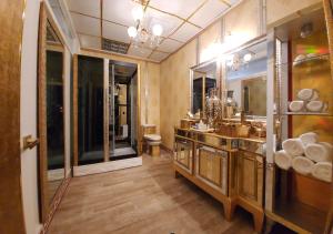 Pike Place Sky Palace Residences في سياتل: حمام مع حوض ومرآة كبيرة +45 صورة