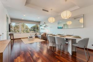 une salle à manger et un salon avec une table et des chaises dans l'établissement Beachside apartment, à Sant Adrià de Besòs