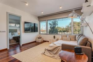 un salon avec un canapé et une grande fenêtre dans l'établissement Beachside apartment, à Sant Adrià de Besòs
