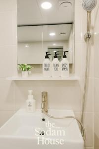 een badkamer met een wastafel en een spiegel bij the Sodam House in Seoul