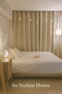 een slaapkamer met een bed en een gordijn met harten erop bij the Sodam House in Seoul