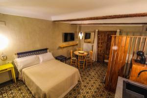 una camera da letto con un letto e un tavolo di Alfonso VIII 20 a Cuenca