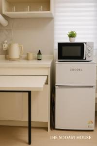 een keuken met een magnetron op een aanrecht bij the Sodam House in Seoul