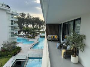 Πισίνα στο ή κοντά στο The Sunshine Beach Resort lux apartment