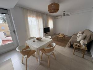 ベラにあるNaturist Paradise by the Beachのテーブルとソファのあるリビングルーム