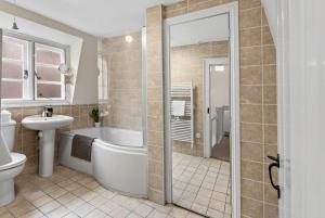 une salle de bain avec une baignoire, des toilettes et un lavabo dans l'établissement Boutique central Winchester Abode, à Winchester 16 autres photos