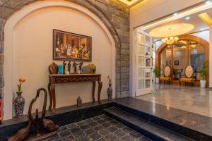 Un vestíbulo con un cuadro en la pared. en Casa De Bello, Nainital, Near Kainchi Dham, en Bhowāli 64 fotos más