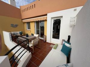 ベラにあるNaturist Paradise by the Beachの家のバルコニー(テーブル、椅子付)